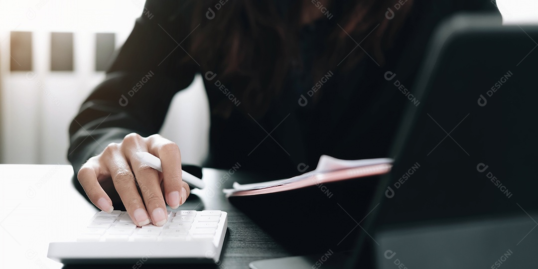 Mulher de negócios usando calculadora para fazer finanças matemáticas