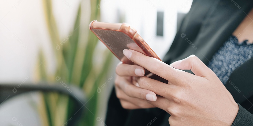 Mulher usando telefone inteligente no local de trabalho no escritório