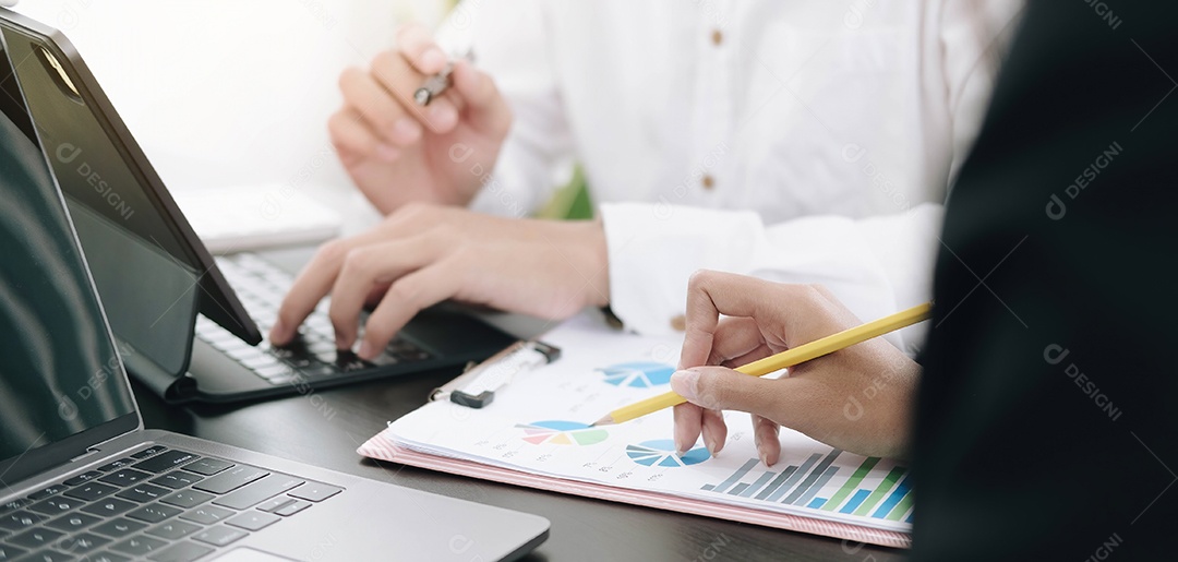 Reunião de empresários para analisar e discutir a situação no relatório financeiro