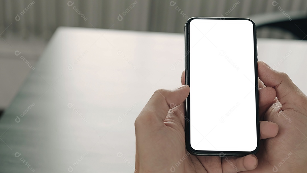 Mão segurando o celular com tela branca
