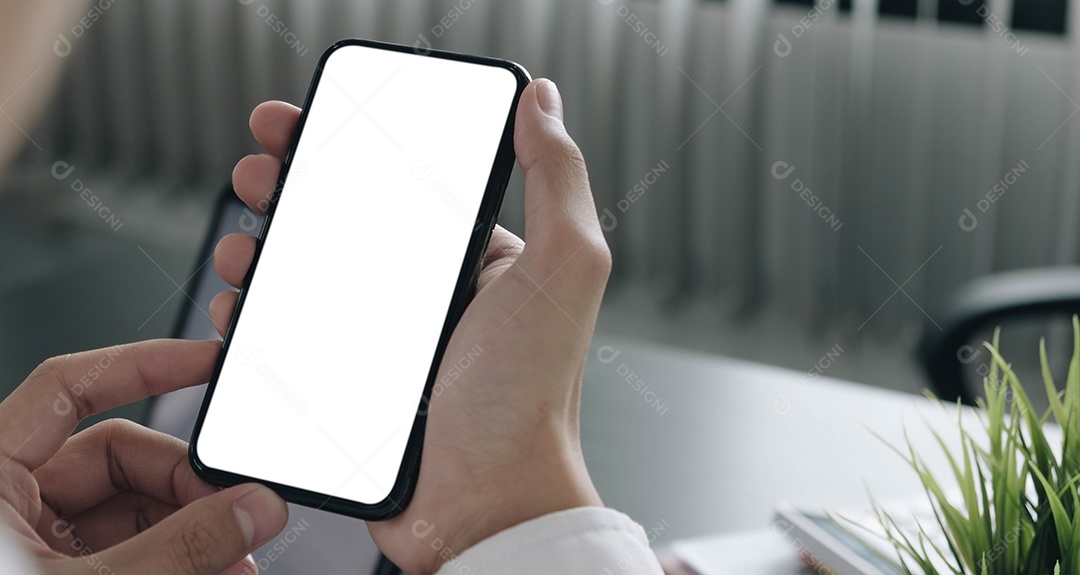 Mão segurando o celular com tela branca