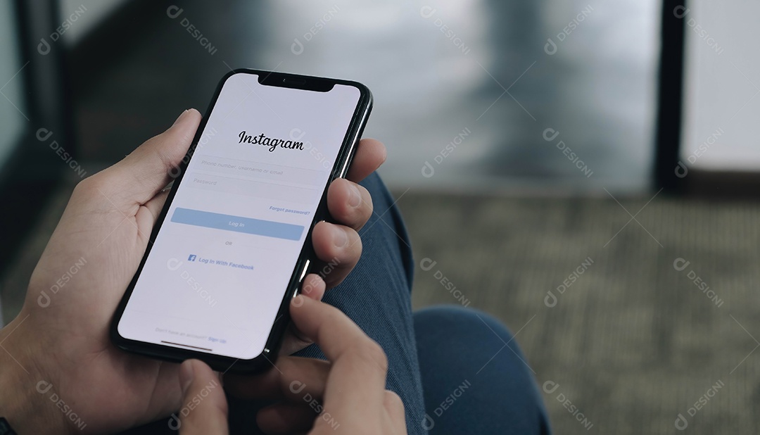 Uma mulher segura o Apple iPhone X com o aplicativo Instagram na tela