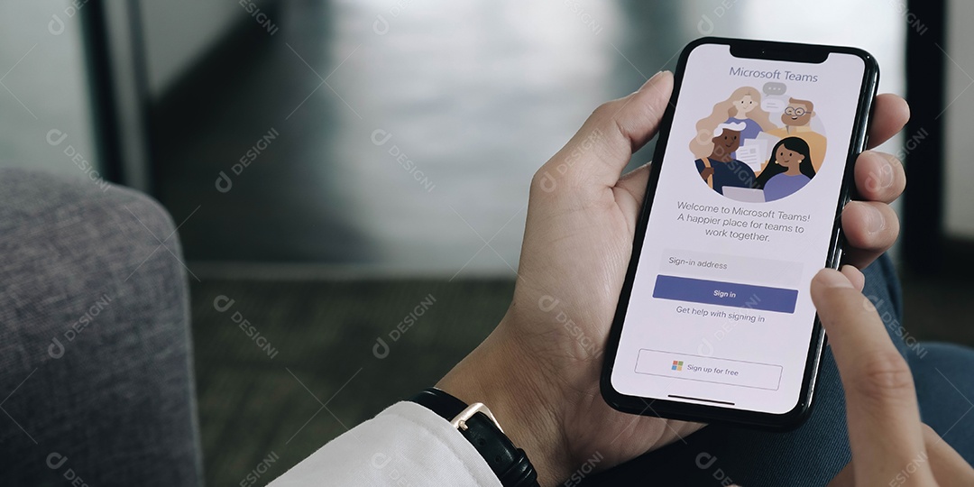 Um funcionário trabalhando em casa está baixando a plataforma social Microsoft Teams