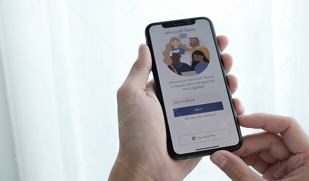Um funcionário trabalhando em casa está baixando a plataforma social Microsoft Teams