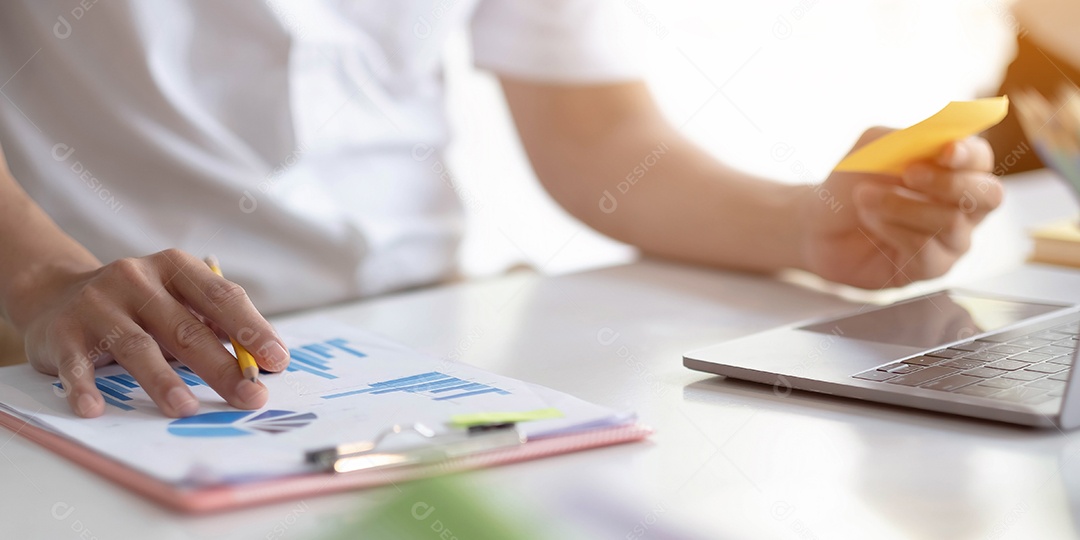 Encontro de consultores de negócios asiáticos para analisar e discutir a situação