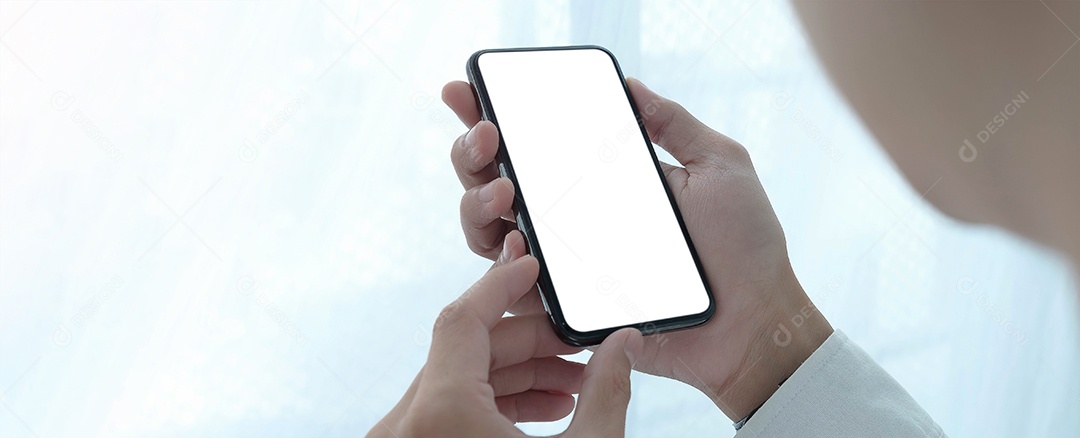 Mulher sentada e segurando celular com a tela em branco