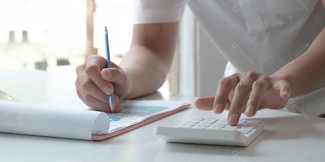 Empresário usando calculadora para fazer finanças matemáticas