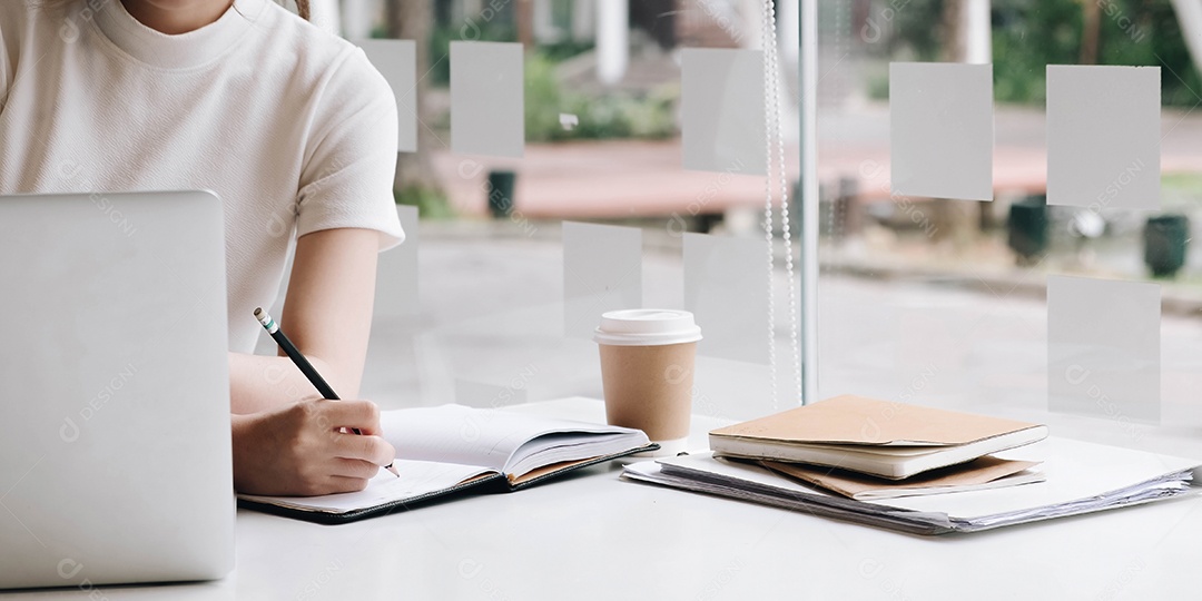 Mão de mulher de negócios escrevendo no notebook, trabalho no laptop