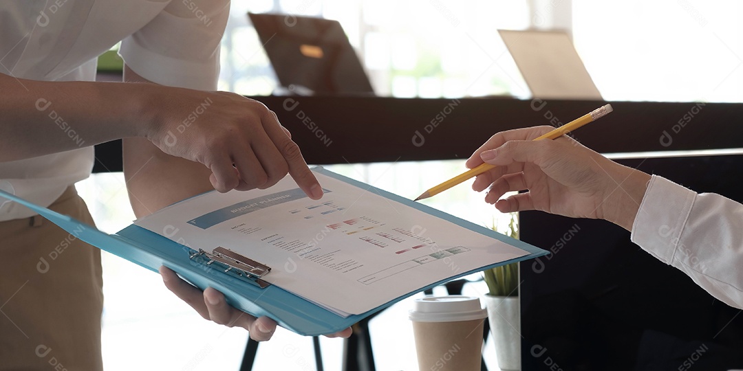 Reunião de empresários para discutir a situação no mercado