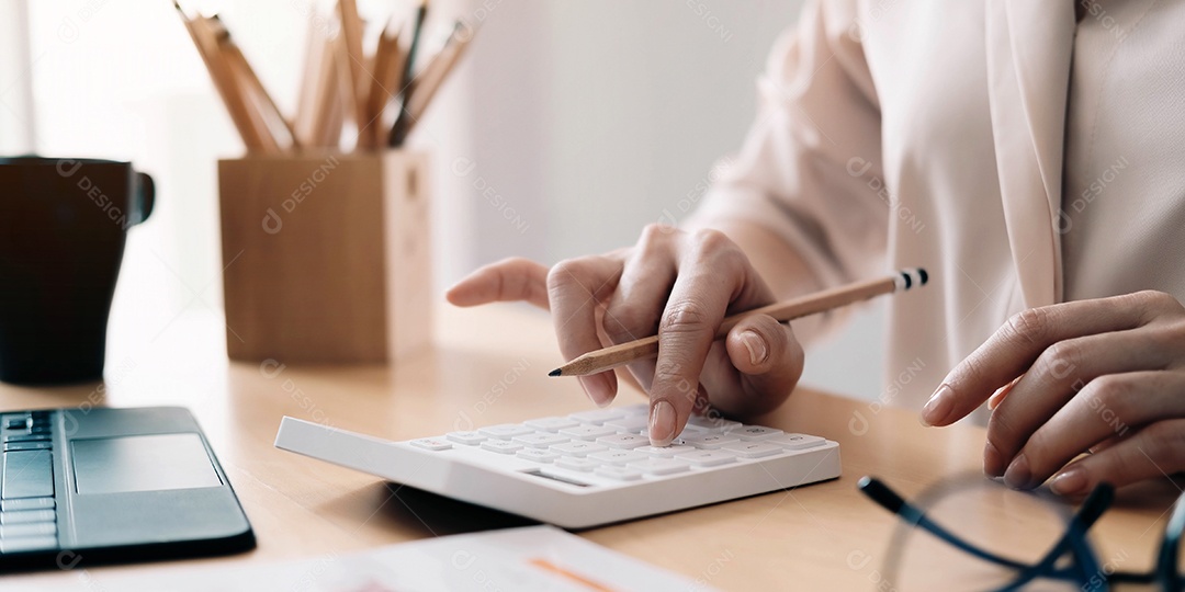 Mãos do contador ou do inspetor financeiro