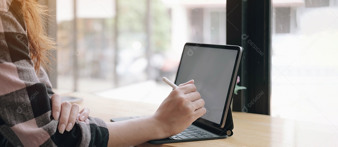 Jovem mulher asiática trabalhando com Tablet Digital em seu escritório.