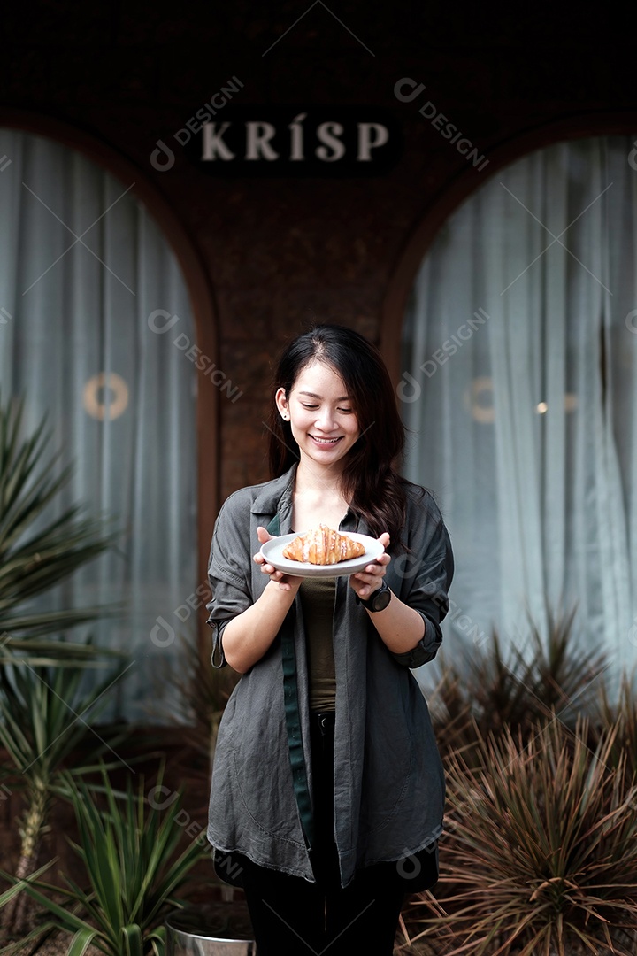 Mulher jovem segurando prato com pão