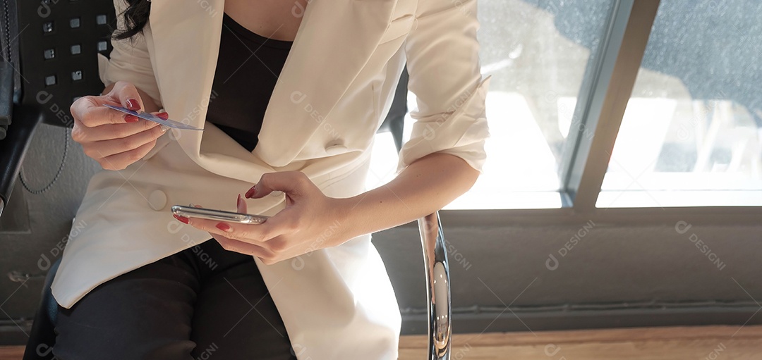 Mulher asiática fazendo pagamento online no computador portátil com cartão de crédito