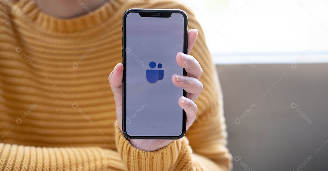 Um funcionário trabalhando em casa está baixando a plataforma social Microsoft Teams