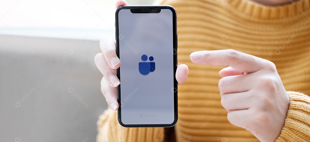 Um funcionário trabalhando em casa está baixando a plataforma social Microsoft Teams