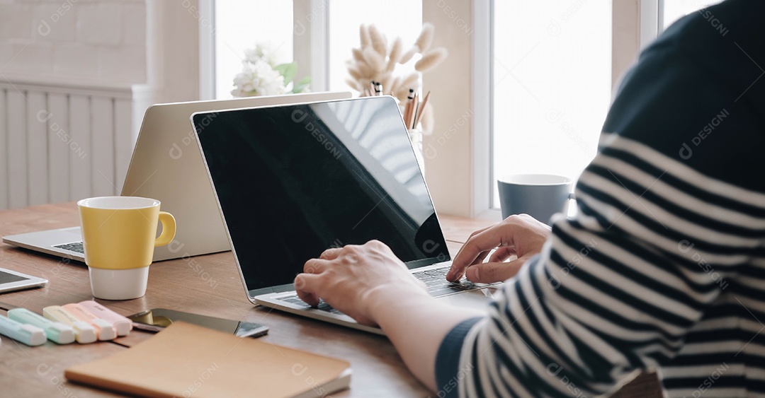 Jovem gerente masculino profissional usando um laptop