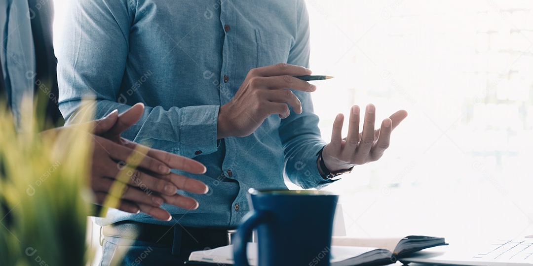 Encontro de consultores de negócios asiáticos para analisar e discutir a situação