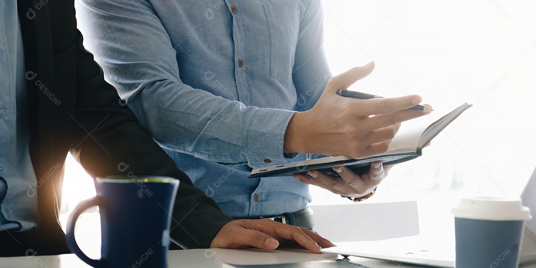 Encontro de consultores de negócios asiáticos para analisar e discutir a situação