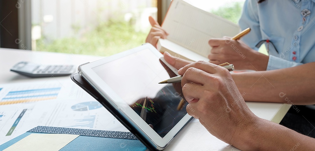 Reunião de empresários para discutir a situação no mercado.