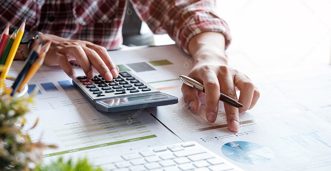 Empresário ou contador trabalhando em finanças e contabilidade