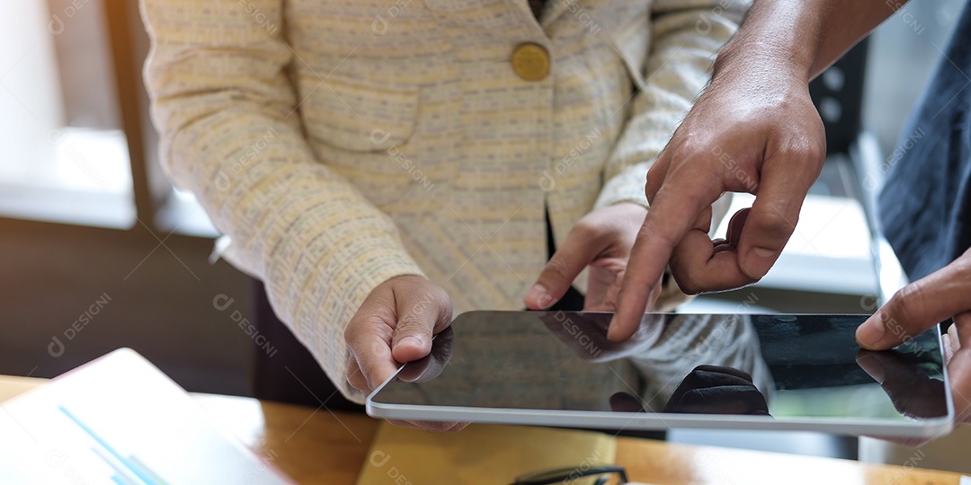 Homens de negócios e mulheres, usando laptop e discutindo