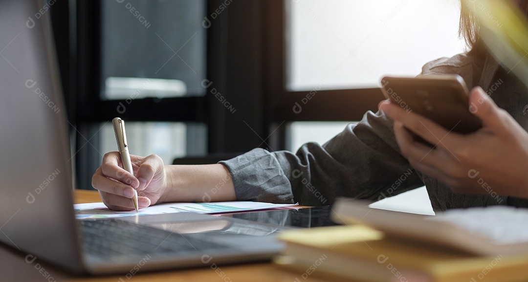 Consultora de investimentos empresária analisando relatório financeiro anual da empresa