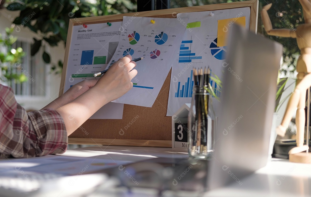 Mulher contadora fazendo auditoria de trabalho e calculando despesas