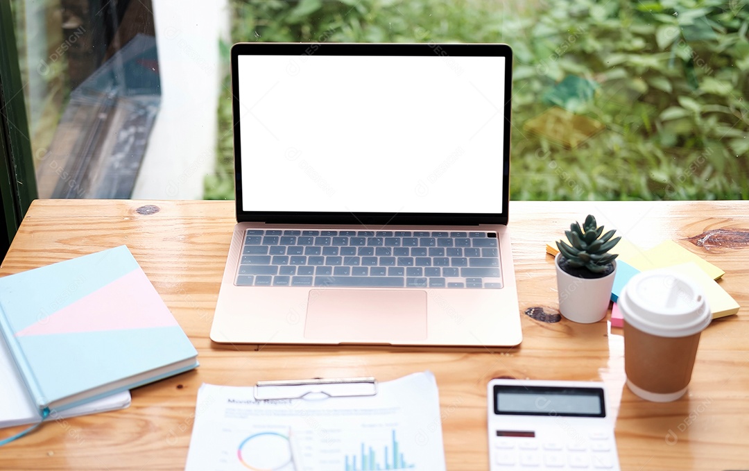 Laptop de tela em branco e espaço de cópia de maquete e material de escritório