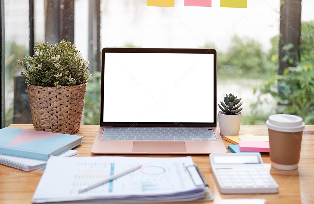 Laptop de tela em branco e espaço de cópia de maquete e material de escritório