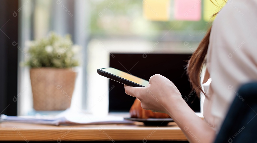 Mão de uma mulher usando smartphone, mensagem de texto