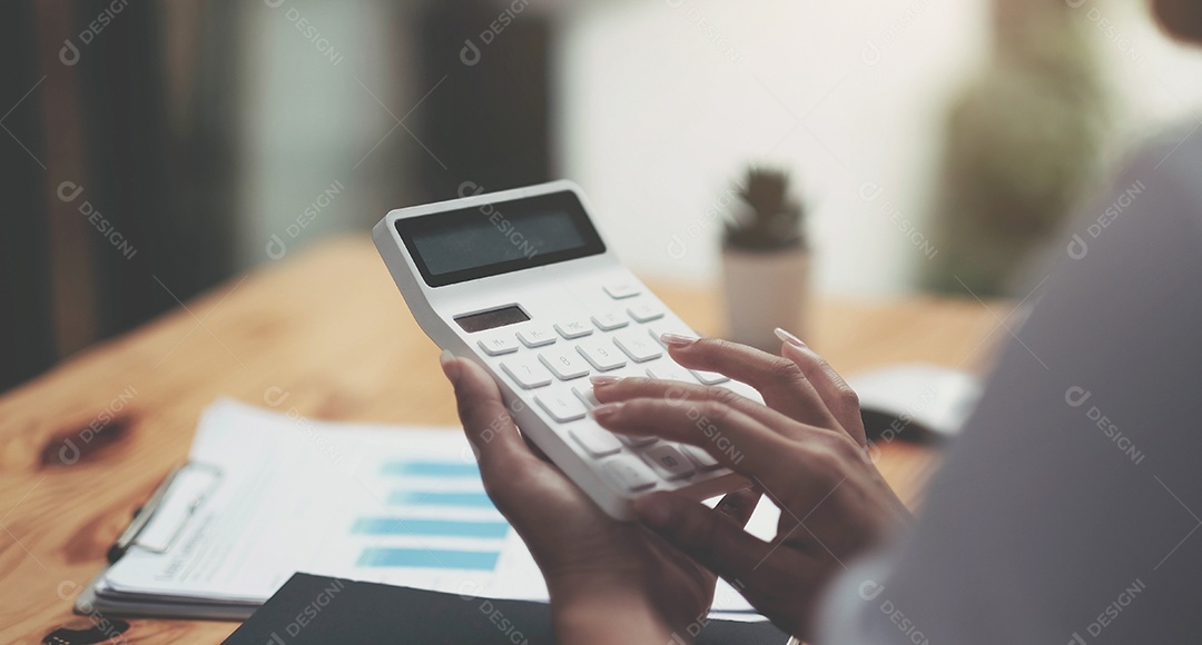 Mulher de negócios usando calculadora e laptop para fazer matemática