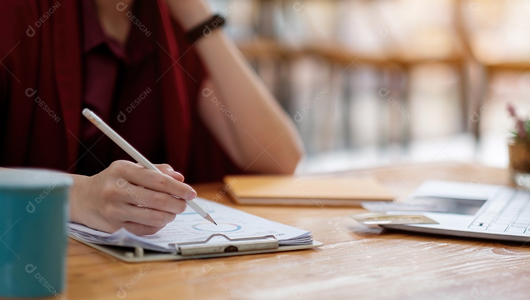 A equipe financeira masculina asiática está explicando o desempenho do gráfico de barras