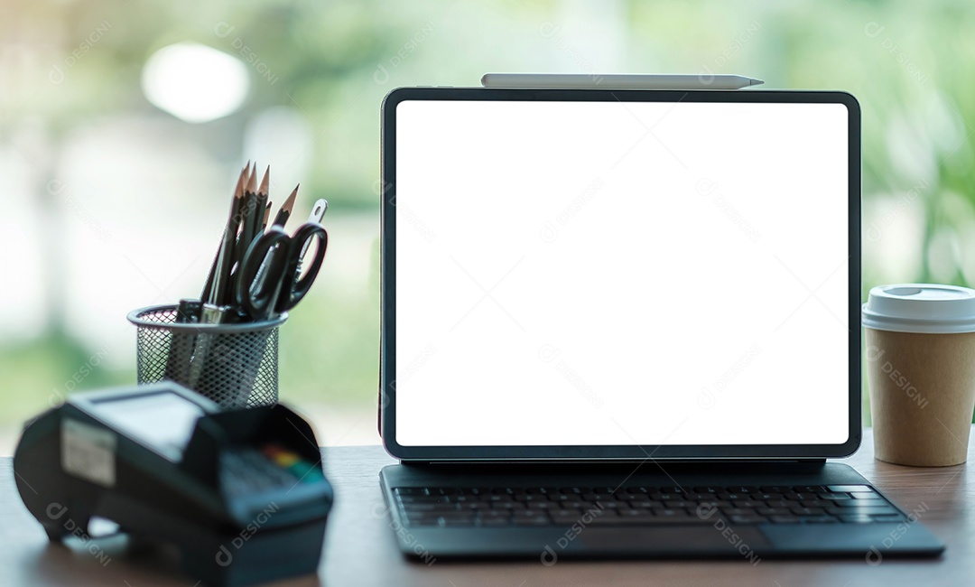 Tela em branco do laptop com máquina de cartão