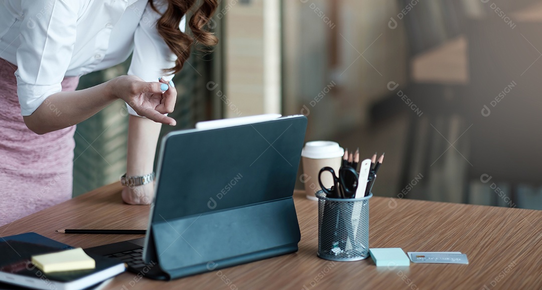 Mulher de negócios trabalhando com notebook