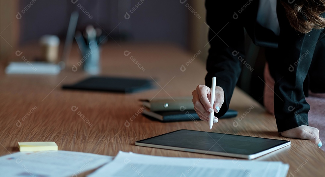 Mulher de negócios ou contador usando calculadora