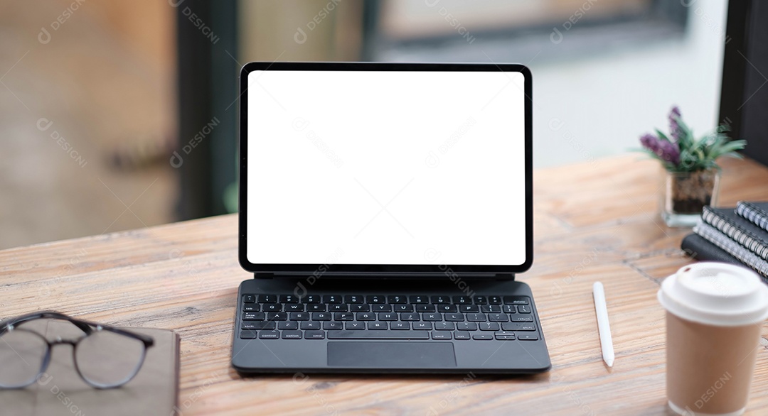 Visão aproximada do laptop de tela em branco aberto