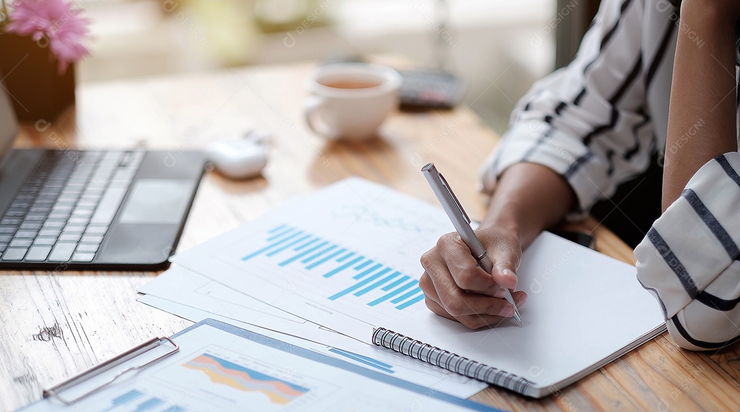 Mulheres de negócios usando computador e calculadora