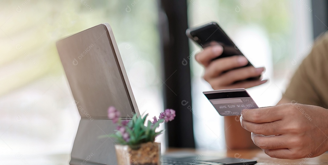 O homem se diverte com o aplicativo de compras on-line