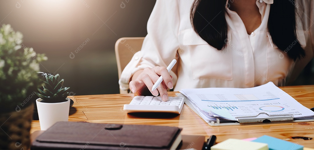 Empresário usando calculadora e laptop para cálculos