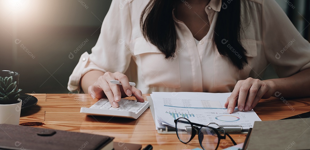 Empresário usando calculadora e laptop para cálculos