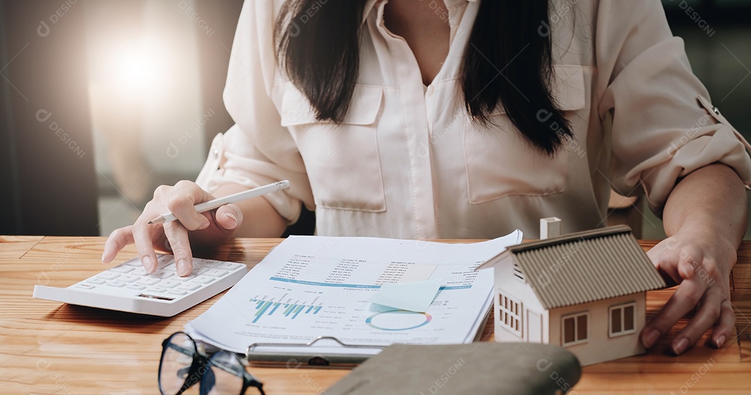Mulher calculando gráfico financeiro para investimento para compra de imóveis