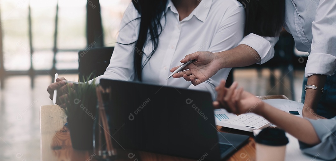 Jovens de Empresários Reunião Conferência Discussão Corporativa