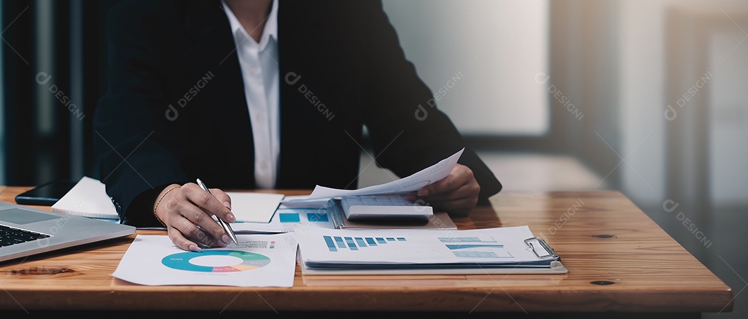 Mulher de negócios que trabalha em finanças e contabilidade