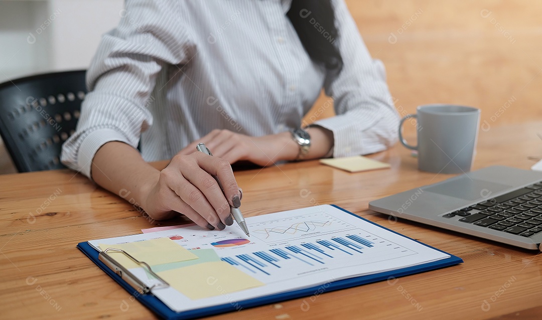 Analistas de negócios, gráficos de negócios e gráficos de marketing