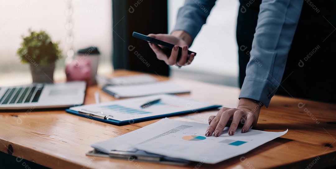 Financiador focado lendo o contrato de papel