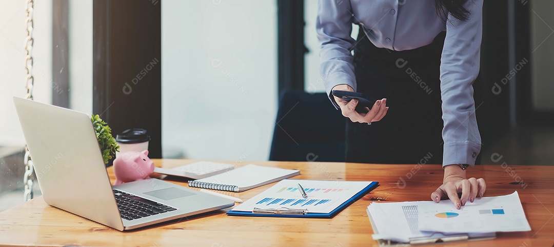 Mãos de mulheres usando análise de smartphone e laptop
