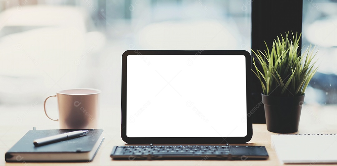 Tela em branco do laptop na mesa de madeira