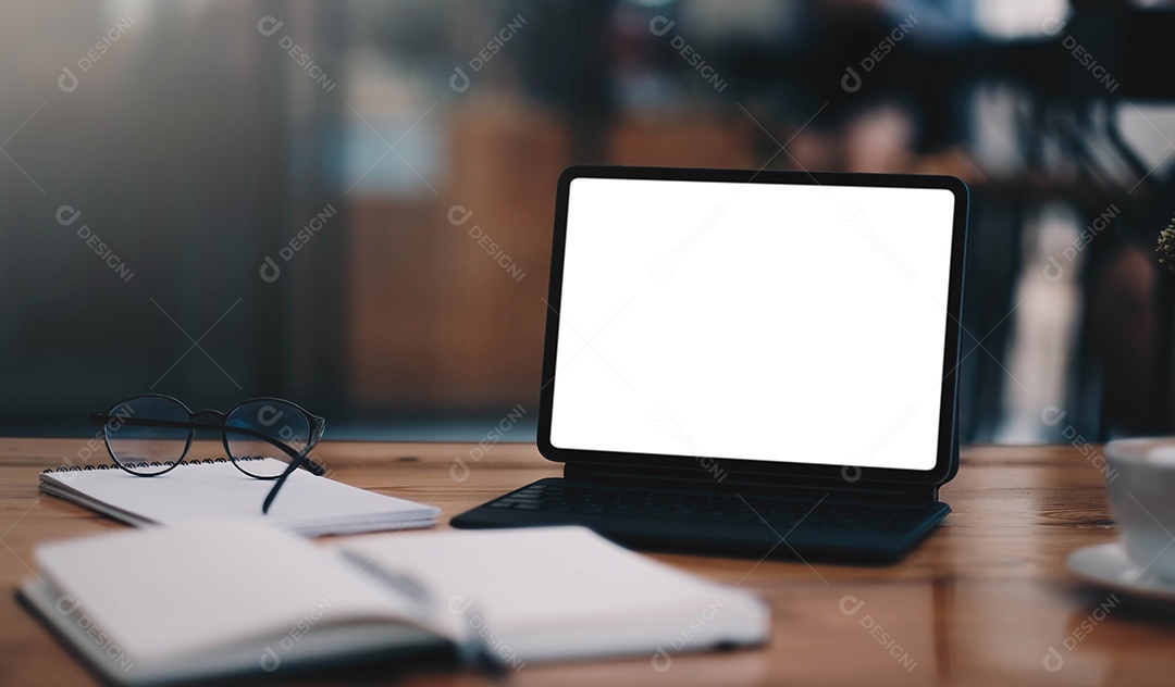 Visão aproximada do laptop de tela em branco aberto no escritório