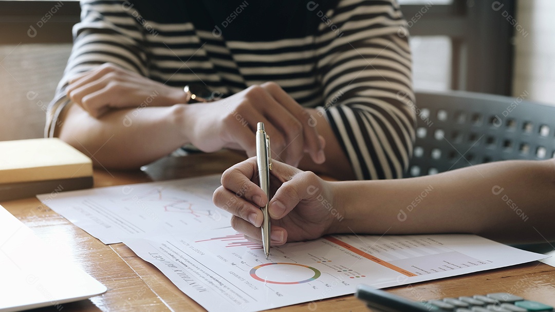 Reunião de pessoas de negócios usando computador portátil, calculadora, notebook