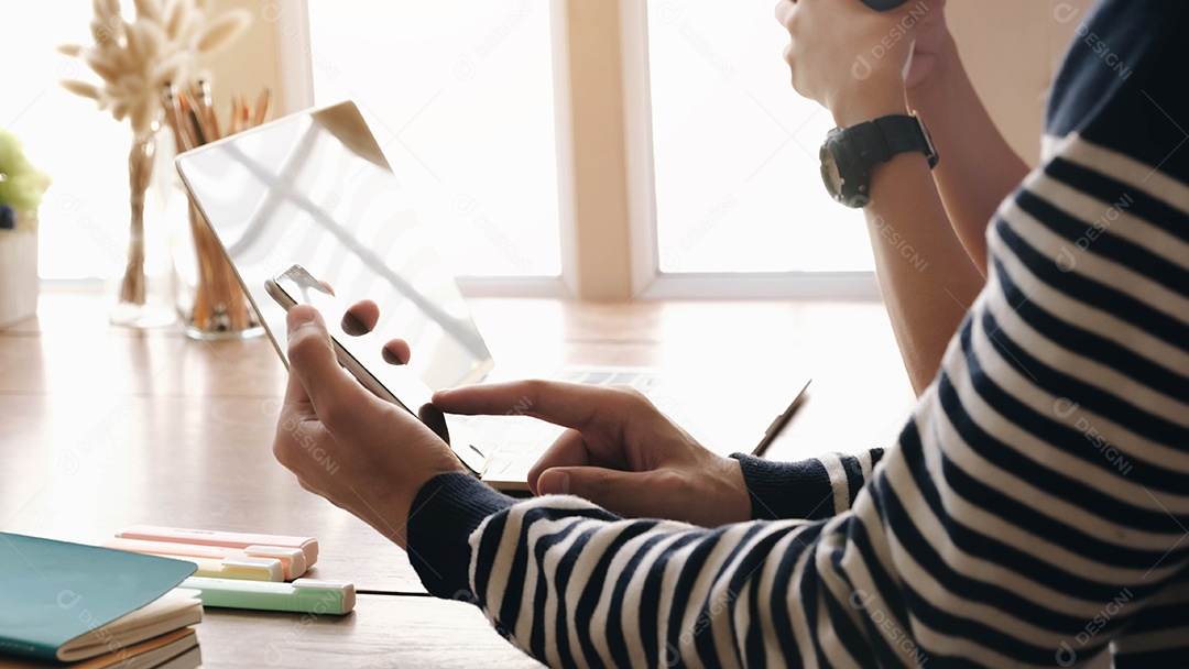 Grupo Adulto Hipsters Amigos Sentados Usando tablets